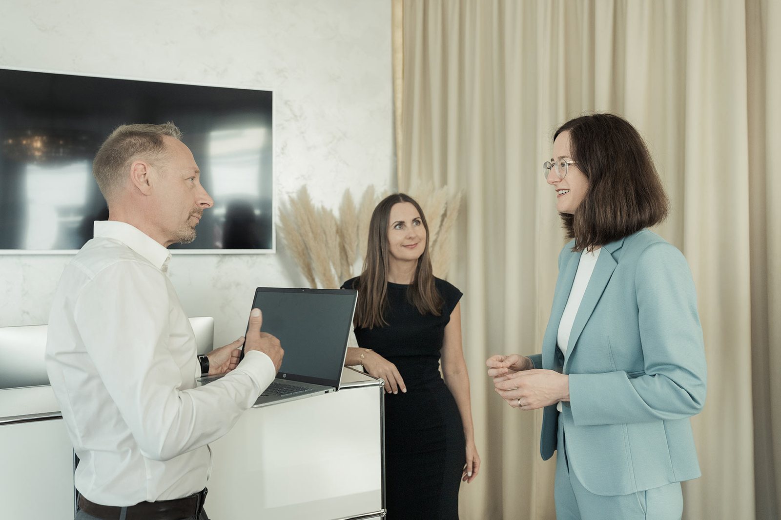 Karoline Wissmann im Austausch mit Kooperationspartnern